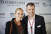 Anna Loos und BMW München Niederlassungs-Chef Peter Mey beim „BMW Ladies Day“ @ BMW und MINI Driving Academy (Fotos: Rainer Häckl für BMW)